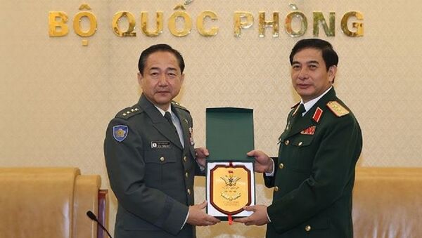 Thượng tướng Phan Văn Giang (phải) tiếp Đại tướng Yamazaki Koji. - Sputnik Việt Nam