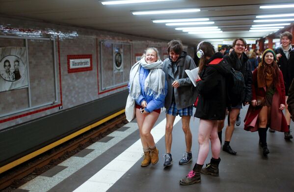 Thành viên tham gia flas mob No Pants Subway Ride  trong tàu điện ngầm ở Berlin, Đức - Sputnik Việt Nam