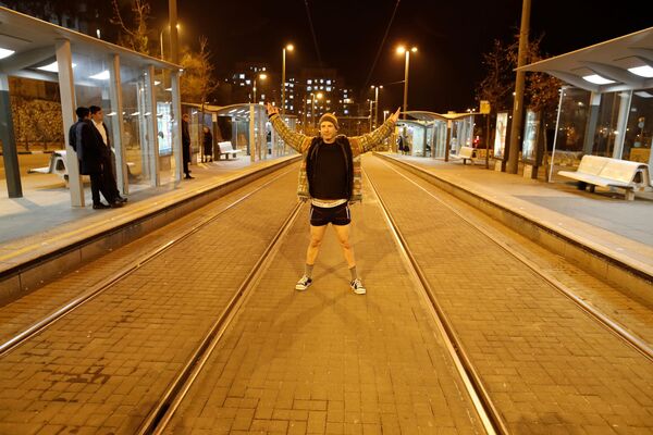 Thành viên của flashmob No Pants Subway Ride ở Jerusalem - Sputnik Việt Nam