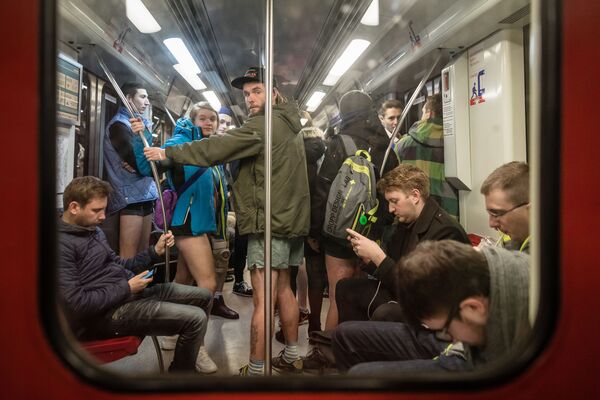 Những người tham gia flashmob No Pants Subway Ride trong  tàu điện ngầm Warsaw, Ba Lan - Sputnik Việt Nam