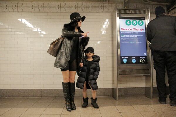 Thành viên tham gia flashmob No Pants Subway Ride ở New York, Mỹ - Sputnik Việt Nam