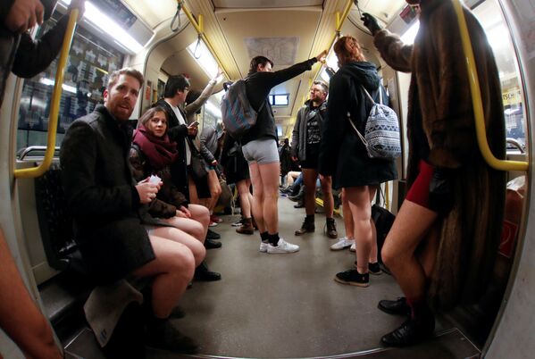 Thành viên tham gia flashmob No Pants Subway Ride  trong tàu điện ngầm ở Berlin, Đức - Sputnik Việt Nam