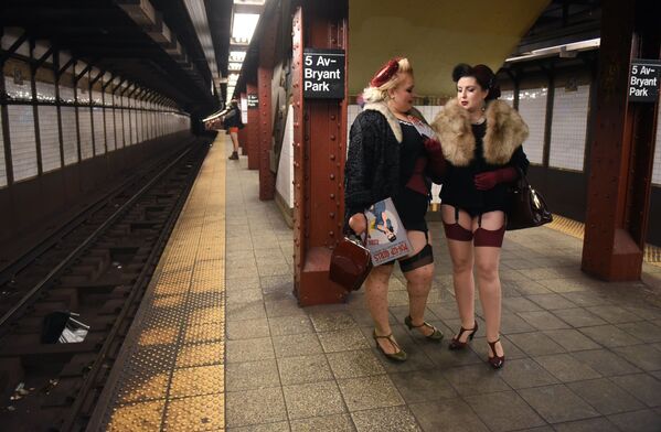 Thành viên tham gia flashmob No Pants Subway Ride ở New York, Mỹ - Sputnik Việt Nam