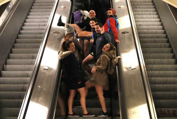 Những người tham gia flashmob No Pants Subway Ride tại Prague, CH Séc - Sputnik Việt Nam