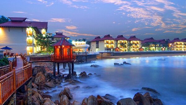 Resort Hoàng Gia Quy Nhơn tọa lạc trên khu đất có diện tích hàng chục nghìn mét vuông nằm dọc theo bờ biển trung tâm TP Quy Nhơn tuyệt đẹp - Sputnik Việt Nam
