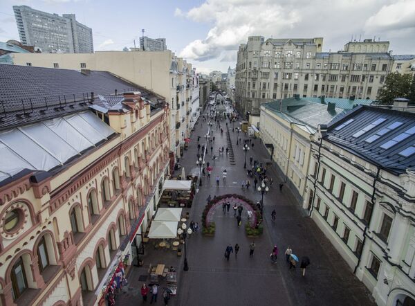 Người qua lại trên phố cổ Arbat ở Moskva. Năm 2016 - Sputnik Việt Nam