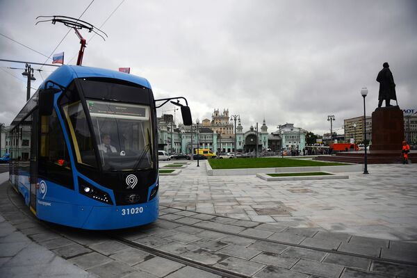 Xe điện trên quảng trường Tverskaya Zastava ở Moskva. Năm 2017 - Sputnik Việt Nam