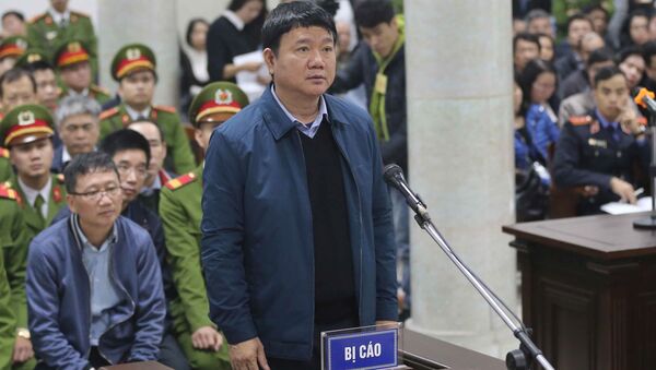 Hai bị cáo Đinh La Thăng và Trịnh Xuân Thanh tại tòa - Sputnik Việt Nam