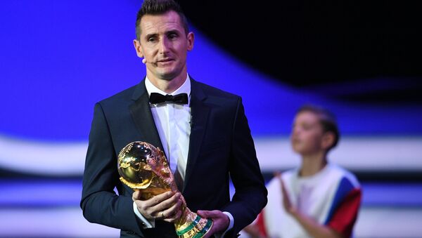 Cầu thủ bóng đá Đức Miroslav Klose với cúp vô địch World Cup 2018 - Sputnik Việt Nam