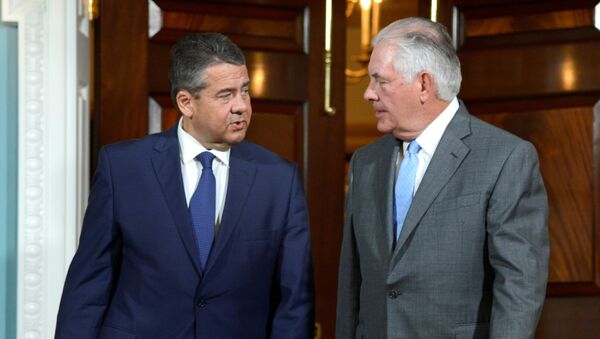 U.S. Secretary of State Rex Tillerson (R) and German Foreign Minister Sigmar Gabriel walk out to meet the press where Tillerson made a statement about the flooding in Houston, Texas, but declined questions, prior to a bilateral meeting, at the State Department, in Washington, U.S., August 29, 2017 - Sputnik Việt Nam