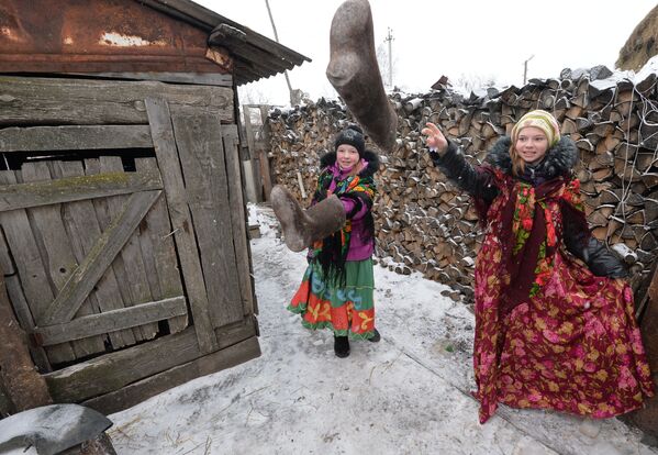 Phong tục cổ truyền Quẻ bói Giáng sinh” ở làng Kidysh (Nga, Ural, vùng Chelyabinsk). - Sputnik Việt Nam