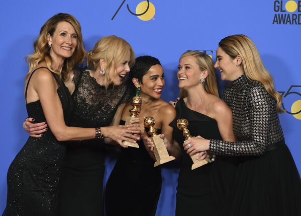 Dàn sao nữ nghệ sĩ (từ trái sang phải) Laura Dern, Nicole Kidman, Zoe Kravitz, Reese Witherspoon và Shailene Woodley trong lễ trao giải Quả cầu vàng tại Beverly Hills (California, Hoa Kỳ). - Sputnik Việt Nam