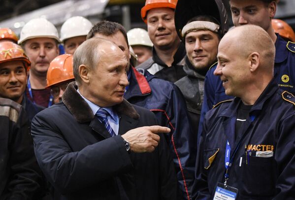 Tổng thống Nga Vladimir Putin gặp gỡ các công nhân nhà máy toa  xe  ở thành phố Tver. - Sputnik Việt Nam