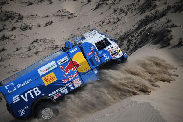 Xe tải đua của đội Kamaz-Master trong giai đoạn thuộc cuộc đua đường trường “Dakar” ở Peru. - Sputnik Việt Nam