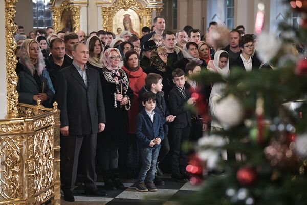 7 tháng Giêng. Tổng thống Nga Vladimir Putin trong thánh lễ Giáng sinh ở một giáo đường tại Saint-Peterburg. - Sputnik Việt Nam