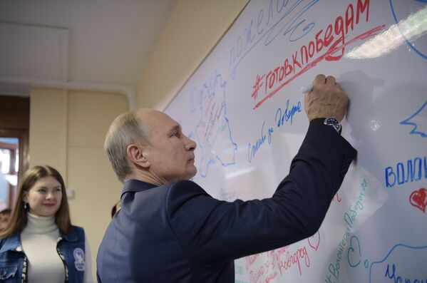 Tổng thống Nga Vladimir Putin gặp gỡ các tình nguyện viên tại trụ sở ban tham mưu tranh cử của ông ở Matxcơva. - Sputnik Việt Nam