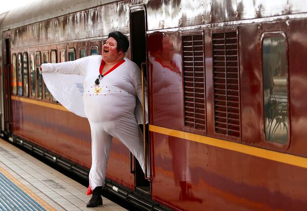 Australia.  Một trong những thành viên tham gia lễ hội truyền thống đóng giả ông hoàng rock-and-roll Elvis Presley. - Sputnik Việt Nam