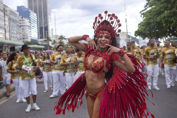 Brazil. Các vũ công trường múa Samba trong cuộc diễu hành đường phố ở Rio de Janeiro - Sputnik Việt Nam