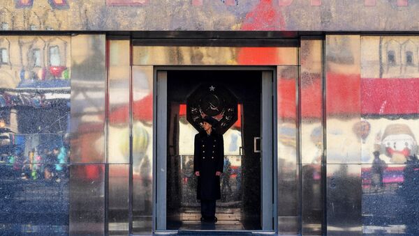 Matxcơva. Lính gác ở cửa Lăng Lenin trên Quảng trường Đỏ. - Sputnik Việt Nam