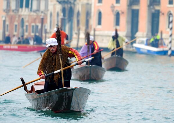 Italy. Những người chèo thuyền đáy bằng nổi tiếng trong lễ hội hóa trang ở Venice. - Sputnik Việt Nam