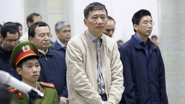Бывший руководитель государственного нефтегазового концерна PetroVietnam Чинь Суан Тхань на суде в Ханое - Sputnik Việt Nam