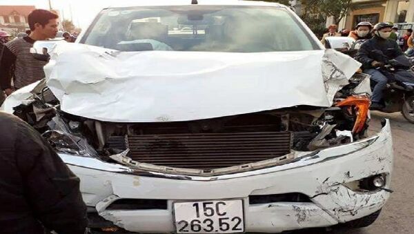 Chiếc xe bị hư hỏng nặng sau khi gây ra những vụ tai nạn liên hoàn - Sputnik Việt Nam