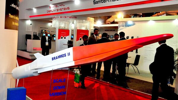 The Indo-Russian BrahMos II hypersonic cruise missile (pictured here at Defexpo 2014) is the export variant of the Russian 3M22 Zircon missile - Sputnik Việt Nam