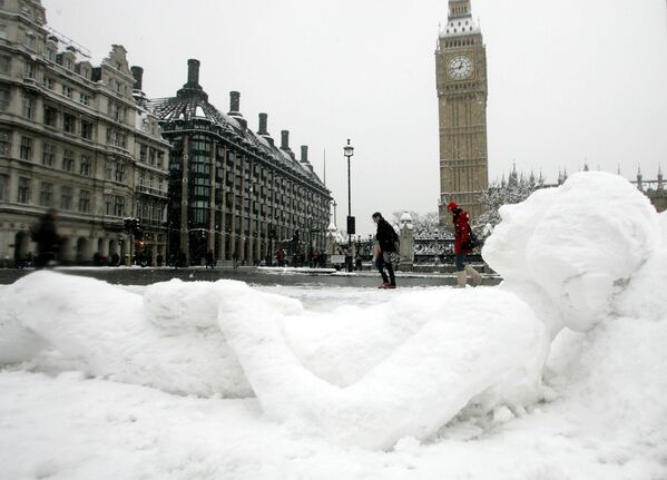 Người tuyết nằm đối diện tháp đồng hồ Big-Ben ở London - Sputnik Việt Nam