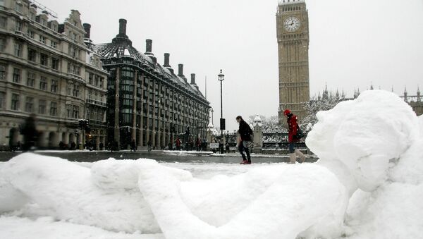Người tuyết nằm đối diện tháp đồng hồ Big-Ben ở London - Sputnik Việt Nam