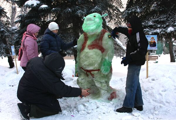 Các thành viên tham gia Cuộc diễu hành của Người tuyết” đang đắp nhân vật Shrek bằng tuyết trong Công viên Trung tâm ở Krasnoyarsk - Sputnik Việt Nam