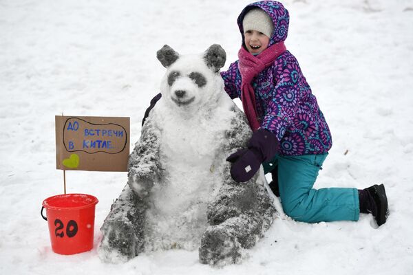 Cô bé bên hình nhân tuyết trong cuộc thi nghệ thuật Người tuyết ở Cung Thiếu niên trên Đồi Chim Sẻ, Matxcơva. - Sputnik Việt Nam