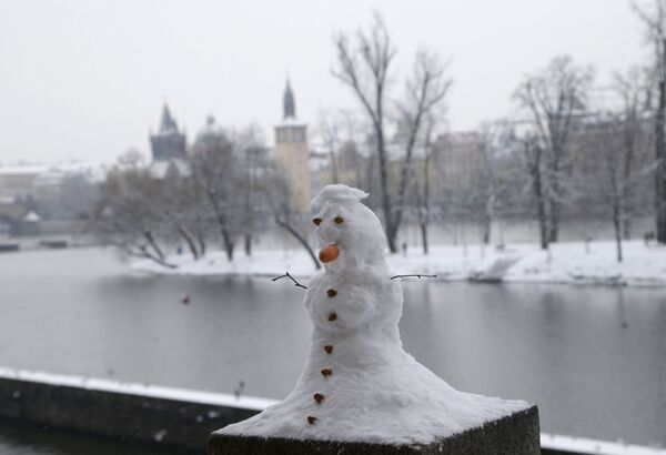 Người tuyết trên đường Bờ sông  Prague, Cộng hòa Czech - Sputnik Việt Nam