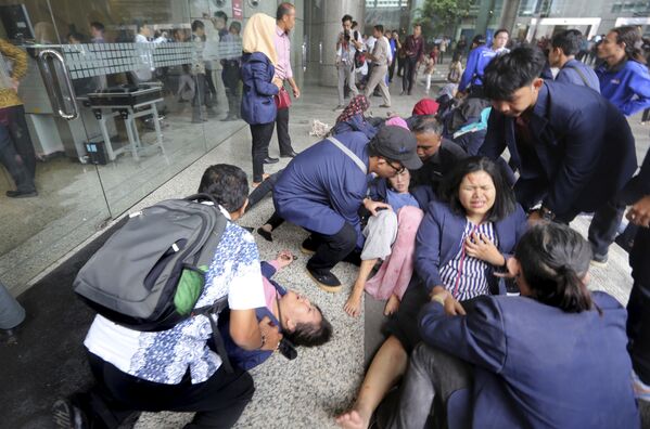 Các nạn nhân trong vụ sập trần nhà Sở Giao dịch Chứng khoán Indonesia tại Jakarta - Sputnik Việt Nam