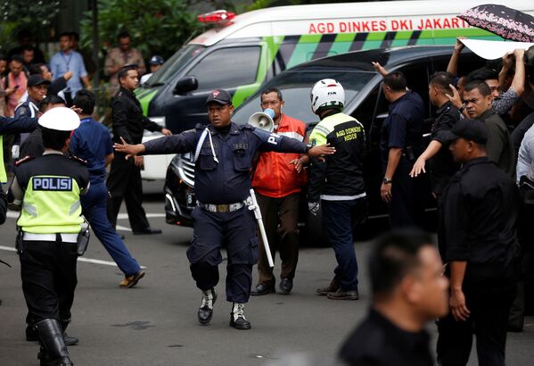 Nhân viên bảo vệ tại Sở Giao dịch Chứng khoán Indonesia, nơi có trần nhà bị sập - Sputnik Việt Nam