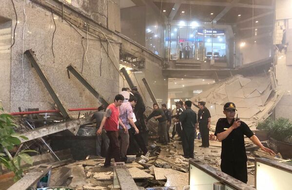 Các nhân viên cứu hộ tại hiện trường sập trần tòa nhà Sở Giao dịch Chứng khoán Indonesia tại Jakarta - Sputnik Việt Nam