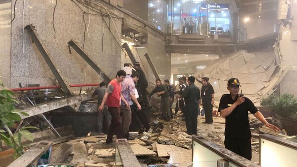 Các nhân viên cứu hộ tại hiện trường sập trần tòa nhà Sở Giao dịch Chứng khoán Indonesia tại Jakarta - Sputnik Việt Nam