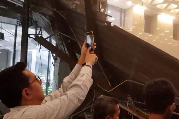 Một người chụp cảnh đổ nát trong tòa nhà Sở Giao dịch Chứng khoán Indonesia tại Jakarta - Sputnik Việt Nam