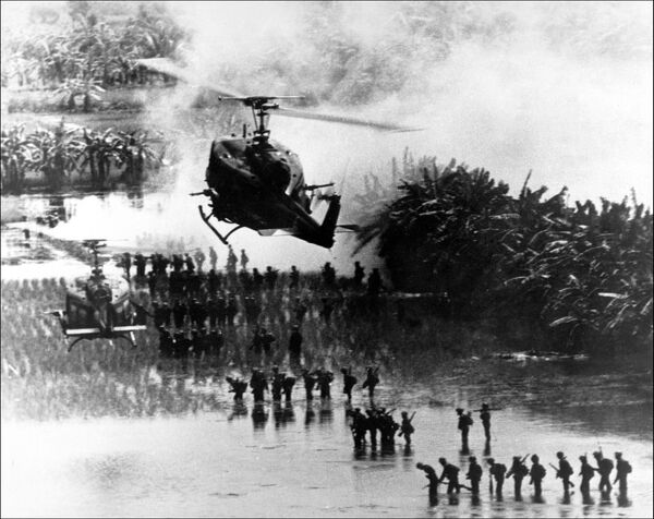 Trực thăng yểm hộ bộ binh Mỹ vượt qua cánh đồng lúa. Việt Nam, năm 1967 - Sputnik Việt Nam