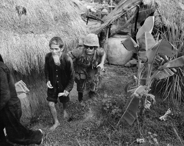 Lính thủy đánh bộ Mỹ áp giải một ông già người Việt bị nghi là Quân Giải phóng. Khu vực Đà Nẵng, tháng 8 năm 1965 - Sputnik Việt Nam