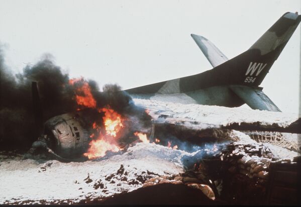 Phi cơ Mỹ cháy trên đường băng tại Khe Sanh. Việt Nam, năm 1967 - Sputnik Việt Nam