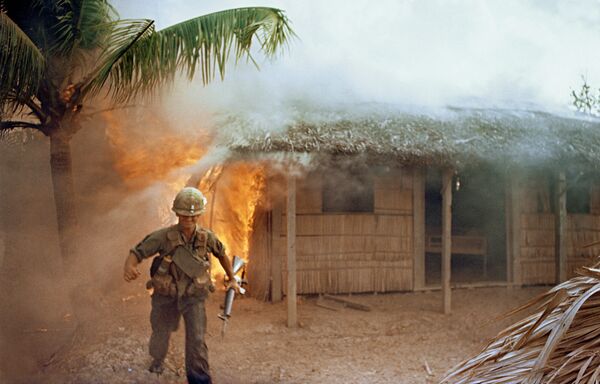 Lính Mỹ trên nền ngôi nhà dân bị đốt cháy. Chiến tranh ở Việt Nam - Sputnik Việt Nam