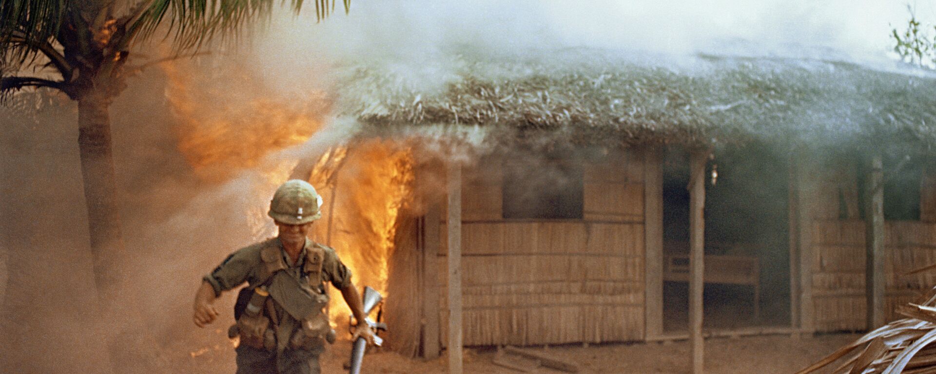 Lính Mỹ trên nền ngôi nhà dân bị đốt cháy. Chiến tranh ở Việt Nam - Sputnik Việt Nam, 1920, 08.10.2018
