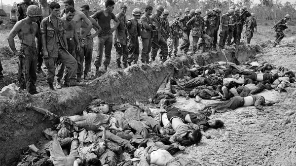 Lính Mỹ nhìn đám thi thể những người Việt bị họ giết chết. Chiến tranh Việt Nam, năm 1967 - Sputnik Việt Nam