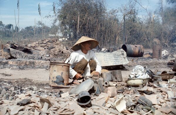 Người dân làng Trảng Bàng bị bom Mỹ phá huỷ ngày 27 tháng 01 năm 1973, đúng vào ngày kết thúc chiến tranh Việt Nam - Sputnik Việt Nam