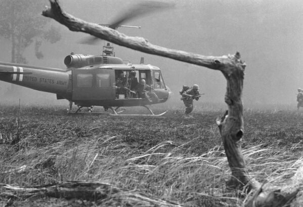 Lính thủy Mỹ trong khu vực chiến sự. Chiến tranh Việt Nam, năm 1967 - Sputnik Việt Nam