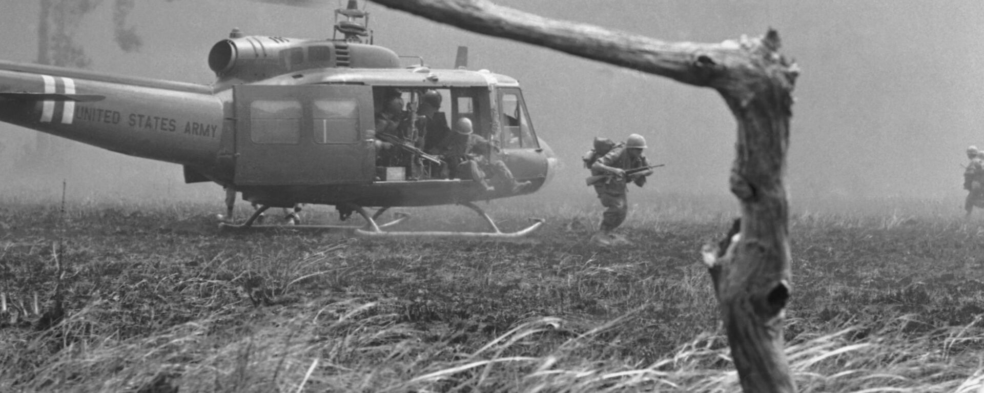 Lính thủy Mỹ trong khu vực chiến sự. Chiến tranh Việt Nam, năm 1967 - Sputnik Việt Nam, 1920, 10.12.2020