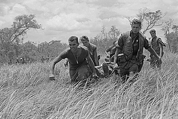 Lính Thủy quân Lục chiến Hoa Kỳ với người bị thương. Chiến tranh Việt Nam, năm 1967 - Sputnik Việt Nam