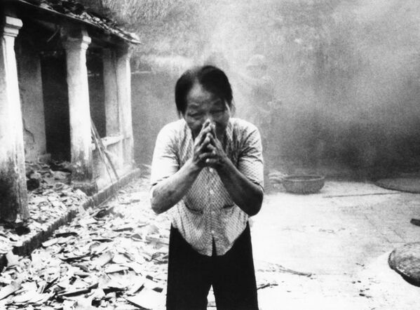 Người phụ nữ Việt Nam cầu xin lính Mỹ đừng phá nốt ngôi nhà của bà trong làng nhỏ gần Sài Gòn. Năm 1967 - Sputnik Việt Nam