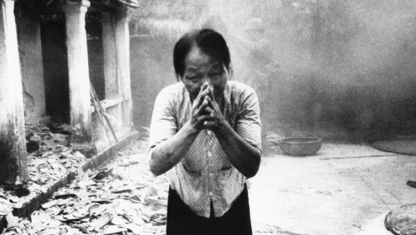 Người phụ nữ Việt Nam cầu xin lính Mỹ đừng phá nốt ngôi nhà của bà trong làng nhỏ gần Sài Gòn. Năm 1967 - Sputnik Việt Nam