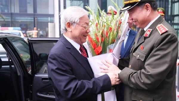 Bộ trưởng Tô Lâm tặng hoa chào mừng đồng chí Tổng Bí thư Nguyễn Phú Trọng đến dự Hội nghị Công an toàn quốc lần thứ 73 - Sputnik Việt Nam